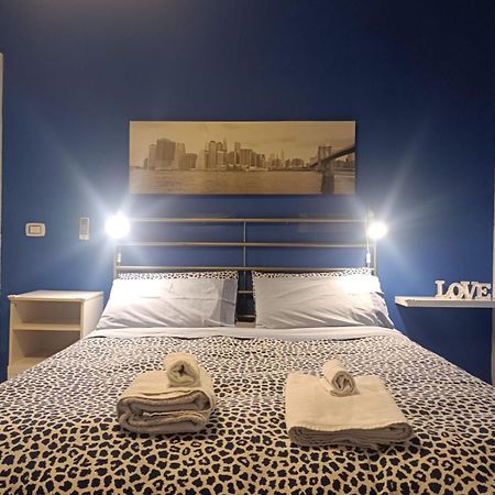 Hotel Travel And Living Trani Exterior foto