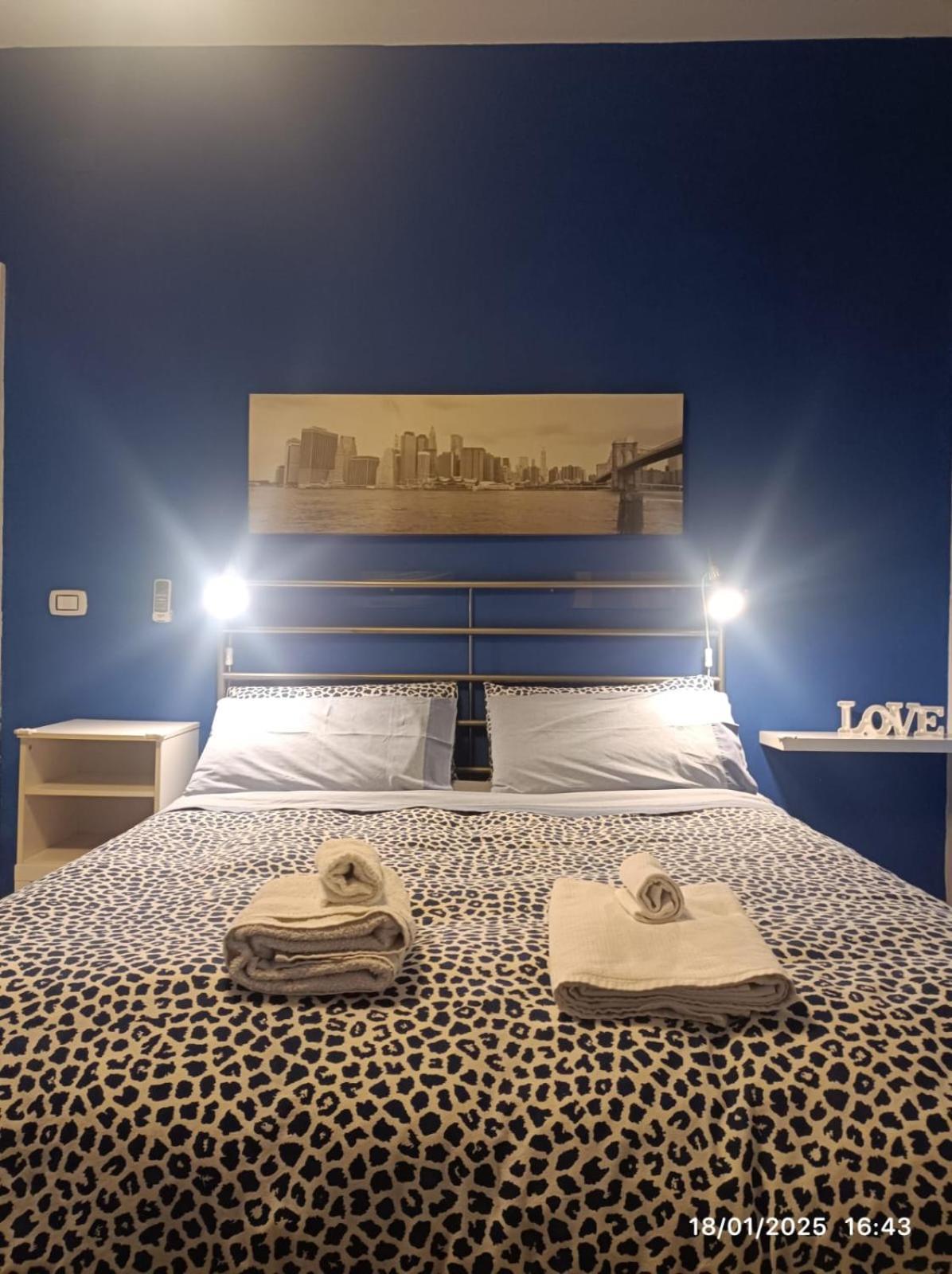 Hotel Travel And Living Trani Exterior foto