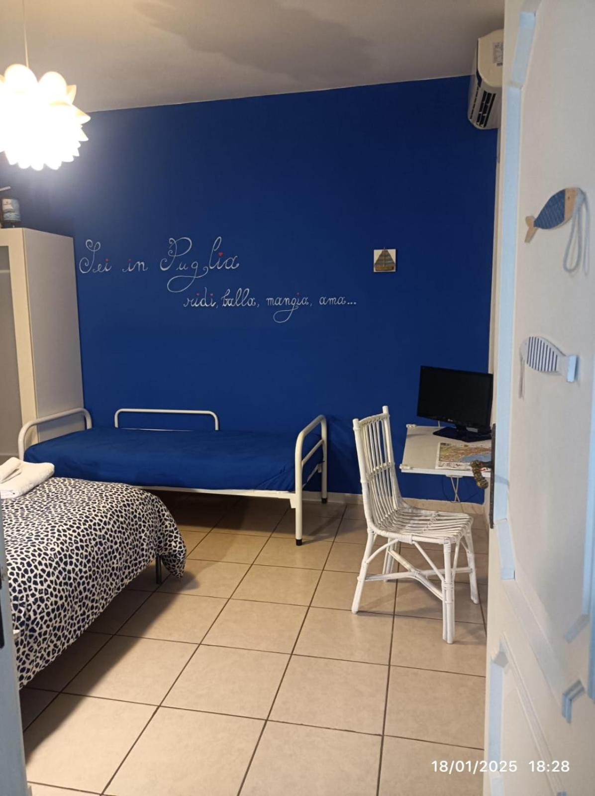 Hotel Travel And Living Trani Exterior foto