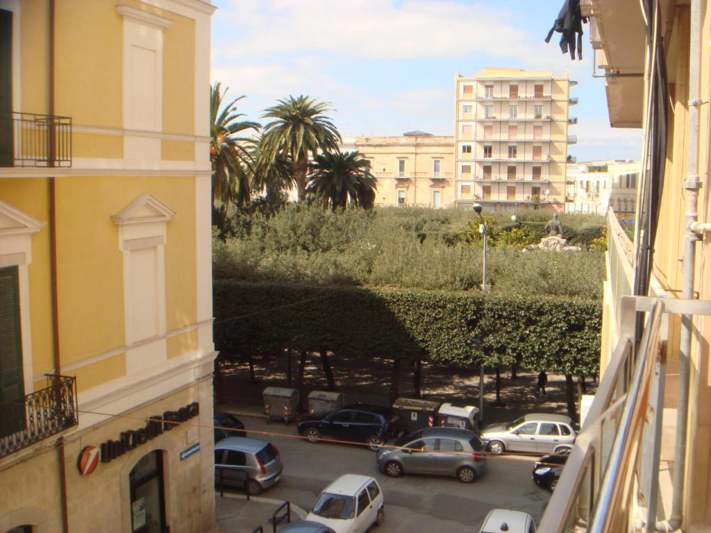 Hotel Travel And Living Trani Exterior foto